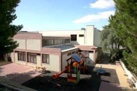 Criação de zonas de paragem demarcada nas escolas